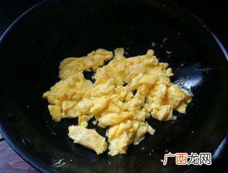 请问一下饺子皮怎么做,自制水饺皮