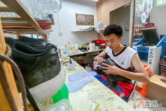 青年修鞋创业月入过万 青年创业示范牌匾