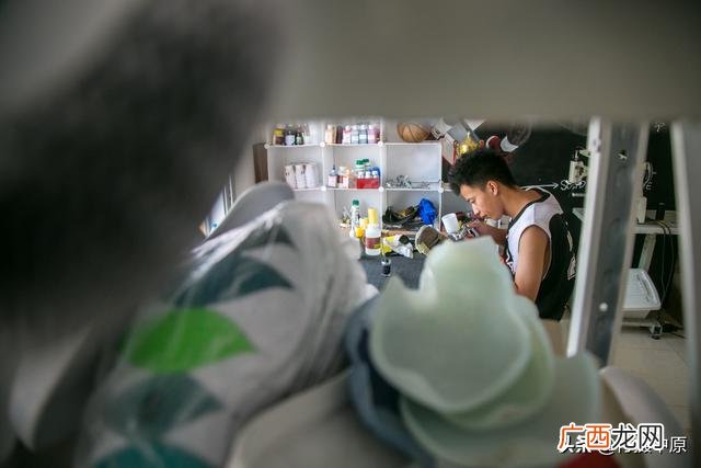 青年修鞋创业月入过万 青年创业示范牌匾