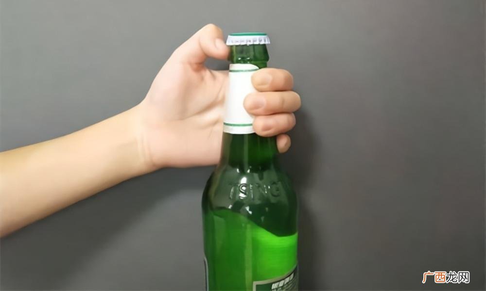 4种最简单的开啤酒小窍门 没有起子怎么开啤酒瓶