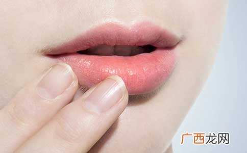 一入冬嘴唇就好干还掉皮 冬天嘴唇干裂脱皮是什么原因