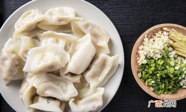 速冻饺子冷水下锅还是热水下锅,冷冻开几档合适冻饺子正确煮法？