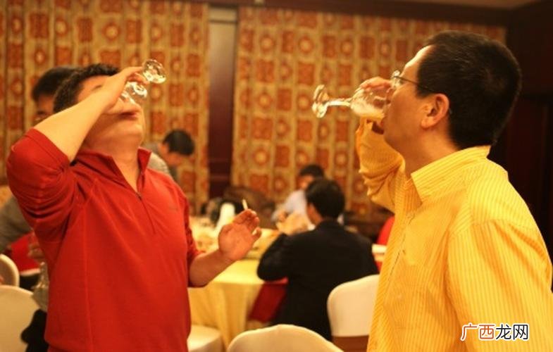 陪领导喝酒，记住这3条敬酒规矩 和领导吃饭怎么敬酒说话