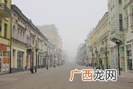 street是什么意思,street用in还是on？
