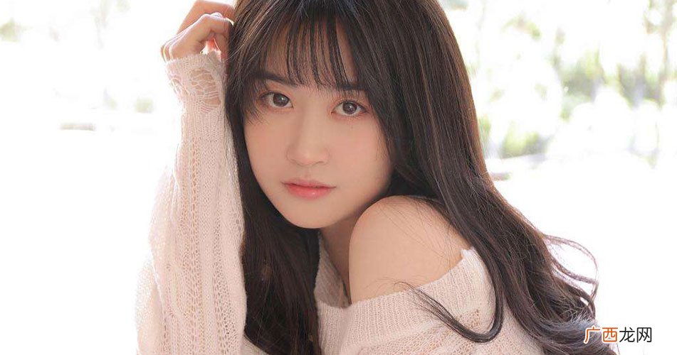 男人对你有好感小动作 男生会随便碰女生头发吗