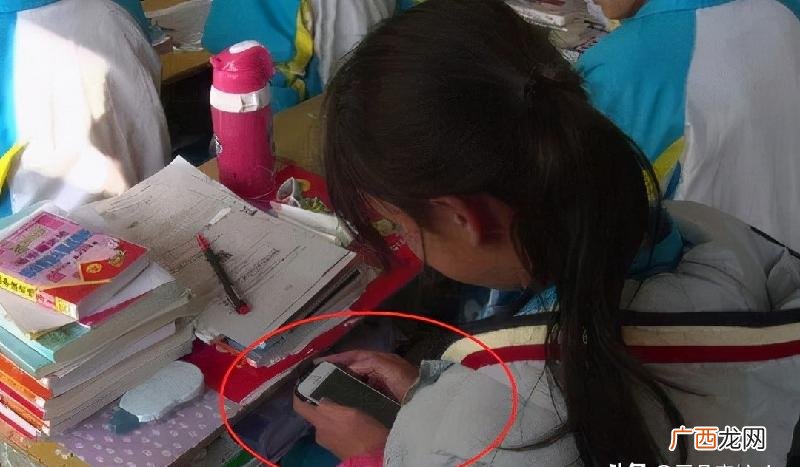 高三孩子偷偷玩手机怎么处理 高中孩子沉迷手机的解决方法