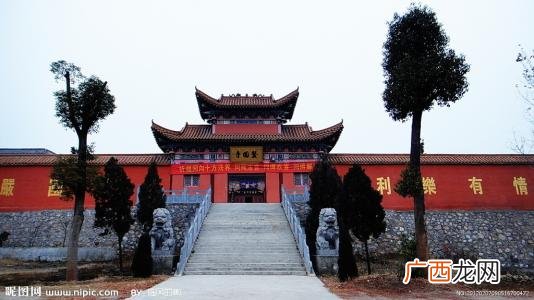 古刹是什么意思,山间溪如练，古刹烟似尘什么意思？