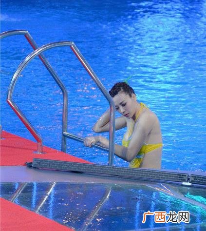 “夹紧”是什么意思？周韦彤“夹紧”一词是怎么来的