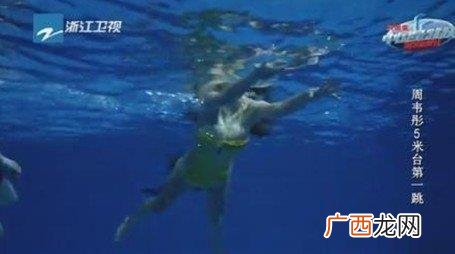 “夹紧”是什么意思？周韦彤“夹紧”一词是怎么来的
