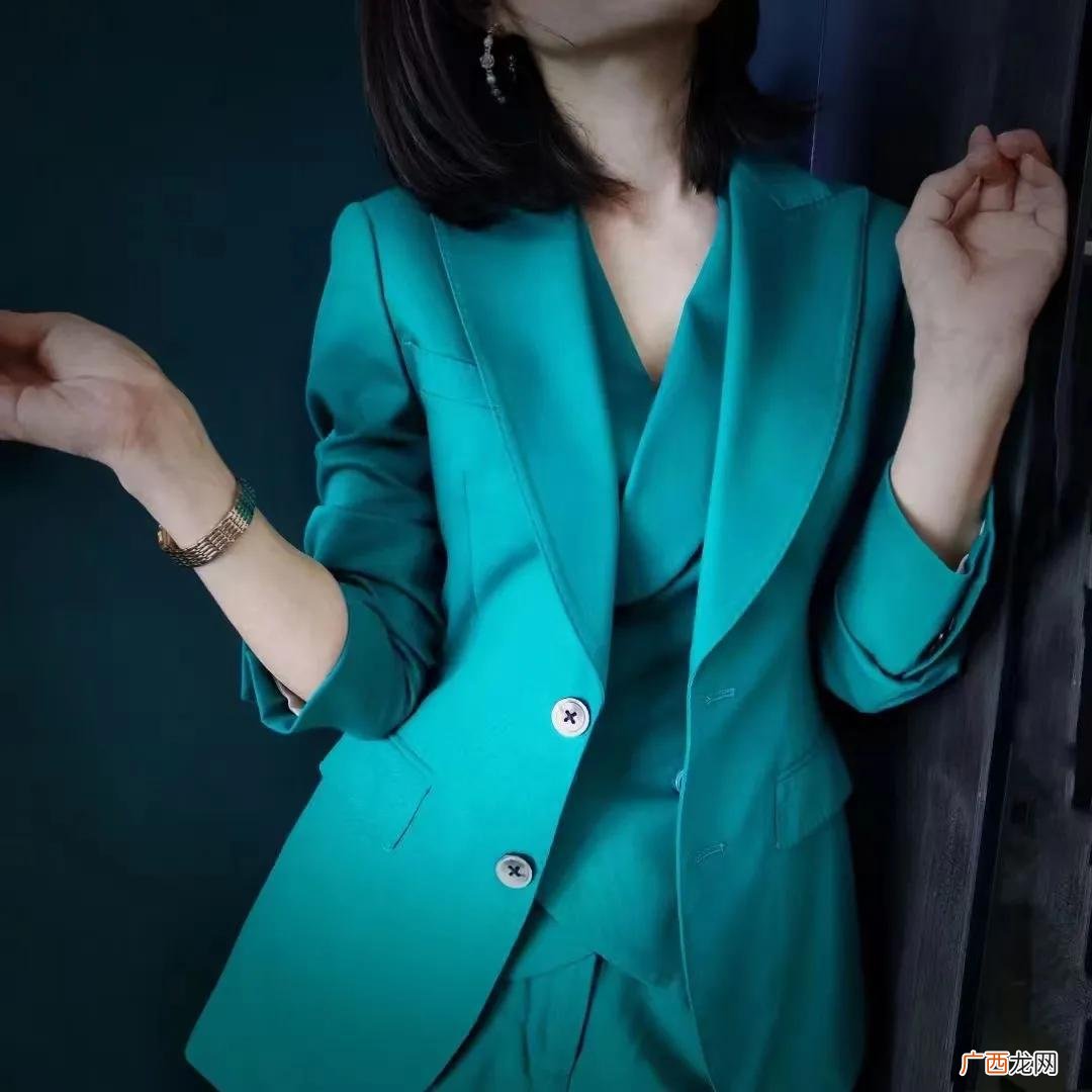 蓝绿色穿搭时尚好看的技巧 蓝绿色搭配什么颜色最佳