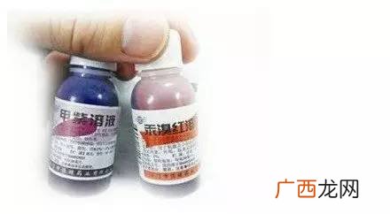 衣服上紫药水怎么洗掉,白色衣服沾上紫药水了有什么办法可以祛掉？