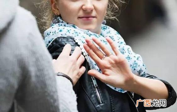 摸头杀是什么意思？撩妹必杀技：摸头把追求女生给秒杀拿下