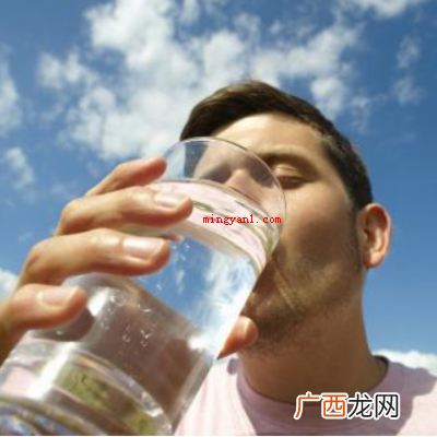 倒立着喝水，水还会到胃里去吗？