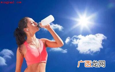 倒立着喝水，水还会到胃里去吗？