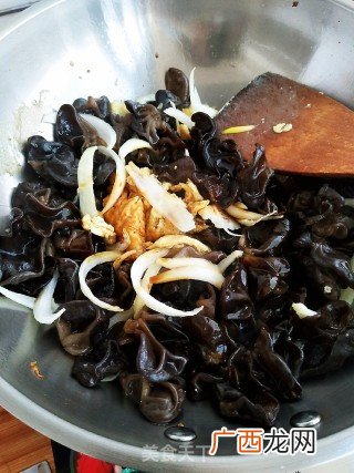 木耳鸡蛋怎么炒,香菜炒木耳鸡蛋怎么炒？