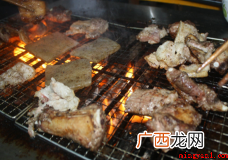 户外烧烤为了生火更快直接把液体酒精倒在木炭上可行吗