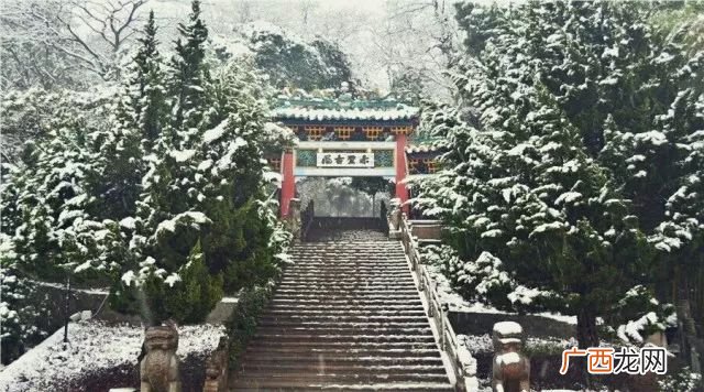 山回路转不见君的下一句,山回路转不见君，雪上空留马行处的意思是什么？