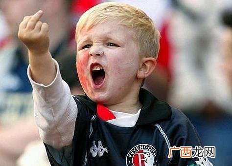 竖中指是什么意思？冲别人竖中指手势是什么意思？fuck you？