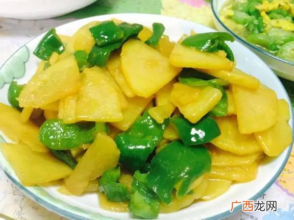 土豆怎么炒好吃又简单,土豆块怎么炒好吃？