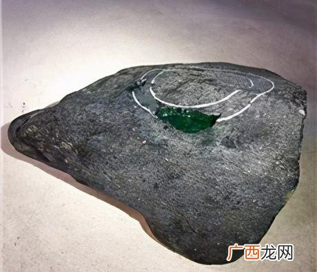 新手入门翡翠原石基本介绍 翡翠原石怎么玩升值能赚钱