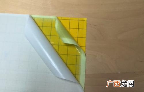 粘蝇纸上面的胶有毒吗,被子上的粘蝇纸的胶怎么洗掉？