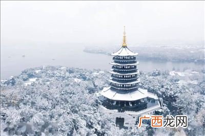 白银盘里一青螺的上一句,白云盘里一青螺全诗？