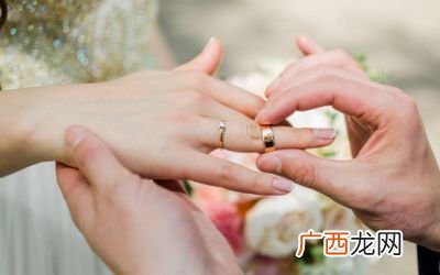 女人戴戒指戴左手还是右手,结婚戒指戴在左手还是右手？