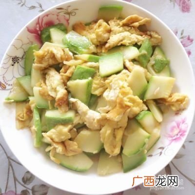 西葫芦炒鸡蛋怎么做好吃,鸡蛋炒角瓜的做法老东北？