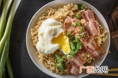 排骨面怎么做,谁知道饭店里排骨面的做法？