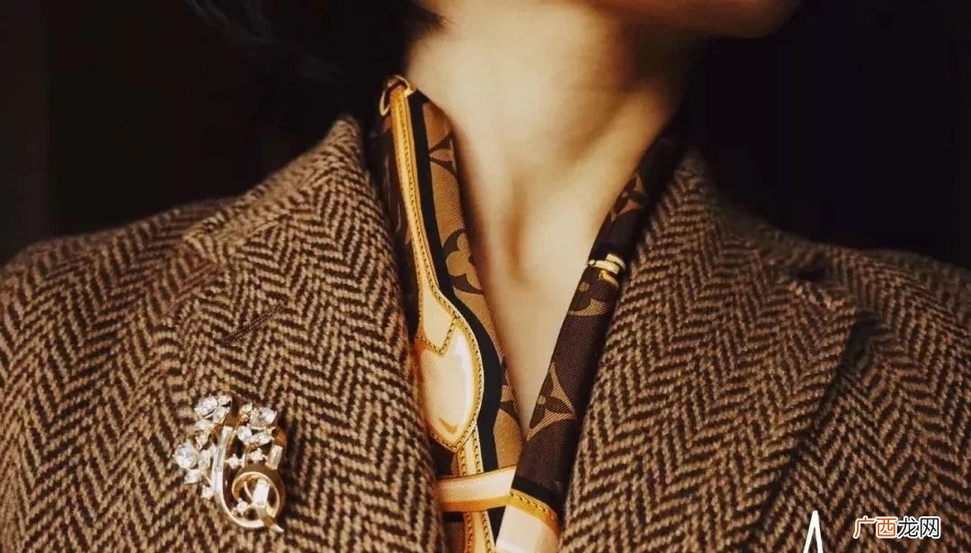 胸针适合戴在什么位置好看图片 胸针的正确戴法