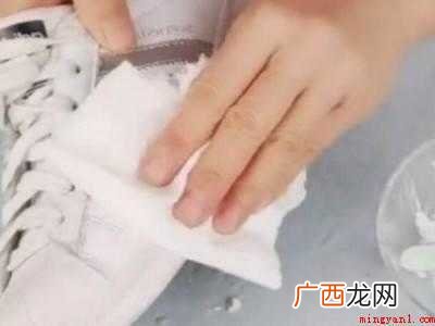 鞋子上的污渍洗不掉怎么办