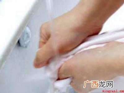 干了的红墨水怎么洗掉