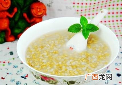 不粘锅底部污垢怎样清除,不粘锅用久里面锅灰怎么去除？
