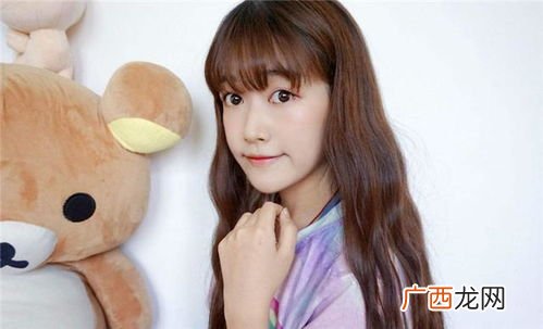 女生说rua是什么意思,为什么男生走路时喜欢摸女生脸？