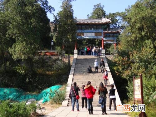 香山高度是多少千米,香山斜坡有多少米？