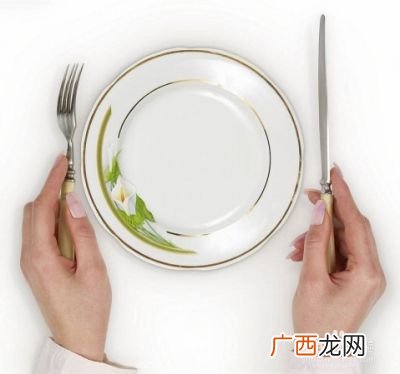 吃西餐刀叉的正确使用方法,刀叉拿法左右手？