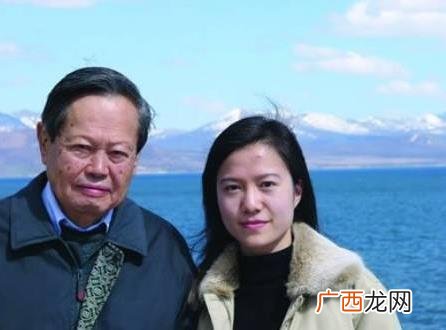 老牛吃嫩草是什么意思？老牛吃嫩草下一句一口都不少