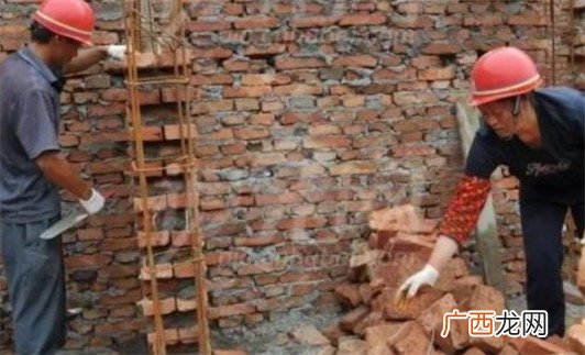 醒工砖是什么意思什么梗 醒醒 工头喊你起来搬砖