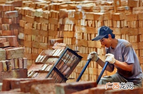 醒工砖是什么意思什么梗 醒醒 工头喊你起来搬砖