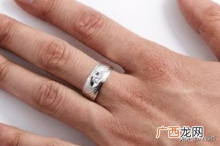 戒指的戴法和意义男,男生戒指戴法有什么含义？怎样戴才最适当？