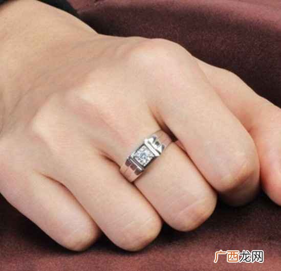 戒指的戴法和意义男,男生戒指戴法有什么含义？怎样戴才最适当？