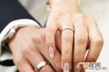 戒指的戴法和意义男,男生戒指戴法有什么含义？怎样戴才最适当？