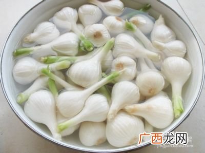 咸蒜怎么腌制好吃用酱油腌,泡盐大蒜的做法？