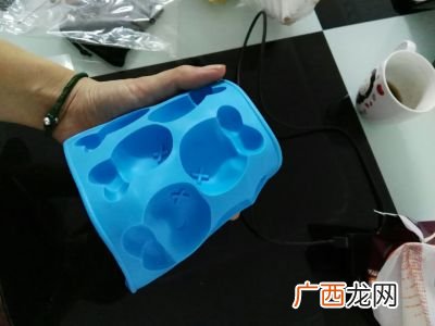 家里没有模具怎么做冰块,怎么做冰块不用模具不用冰袋？