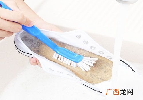 白色的网面鞋油渍怎么清洗,针织网面鞋黑色污垢怎样洗？