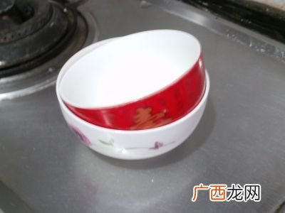 两个碗卡住了怎么拿出来,一个小碟子卡在大碗里拿不出来该怎么办？