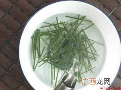 如何自制干松针茶