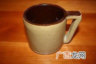 mug是什么意思,A bug in a jug on a rug by a mug wants a hug意思？