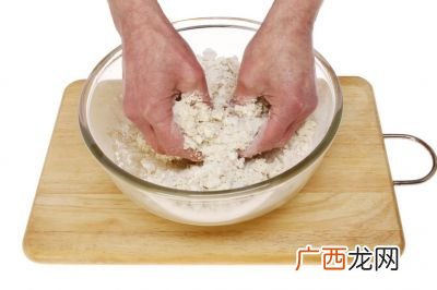 炸豆腐泡放多少小苏打,做手撕豆腐点将时里面要放些什么，是小苏打还是泡打粉？