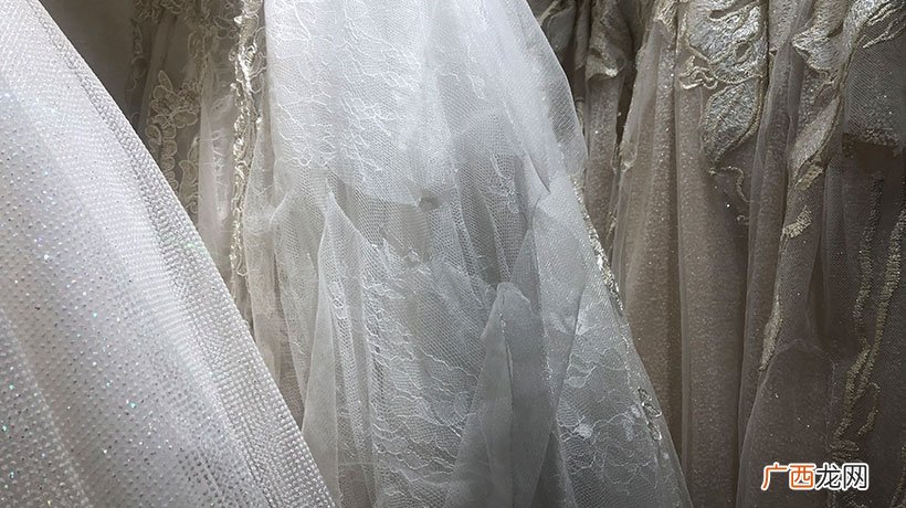 婚纱店回应女子怒剪32件婚纱,价值近7万元,事后后悔莫及!